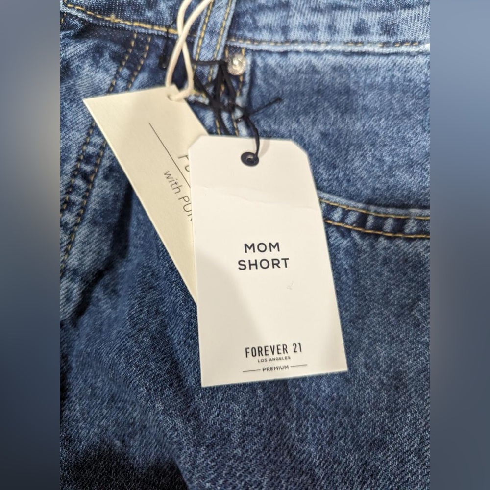 Forever 21 Mom Shorts. Blue Jean High Rise Relaxed. Women’s size 29 - Picture 4 of 5
